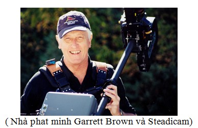 Ảnh: Garrett Brown, người sáng chế ra Steadicam với thiết bị trên vai