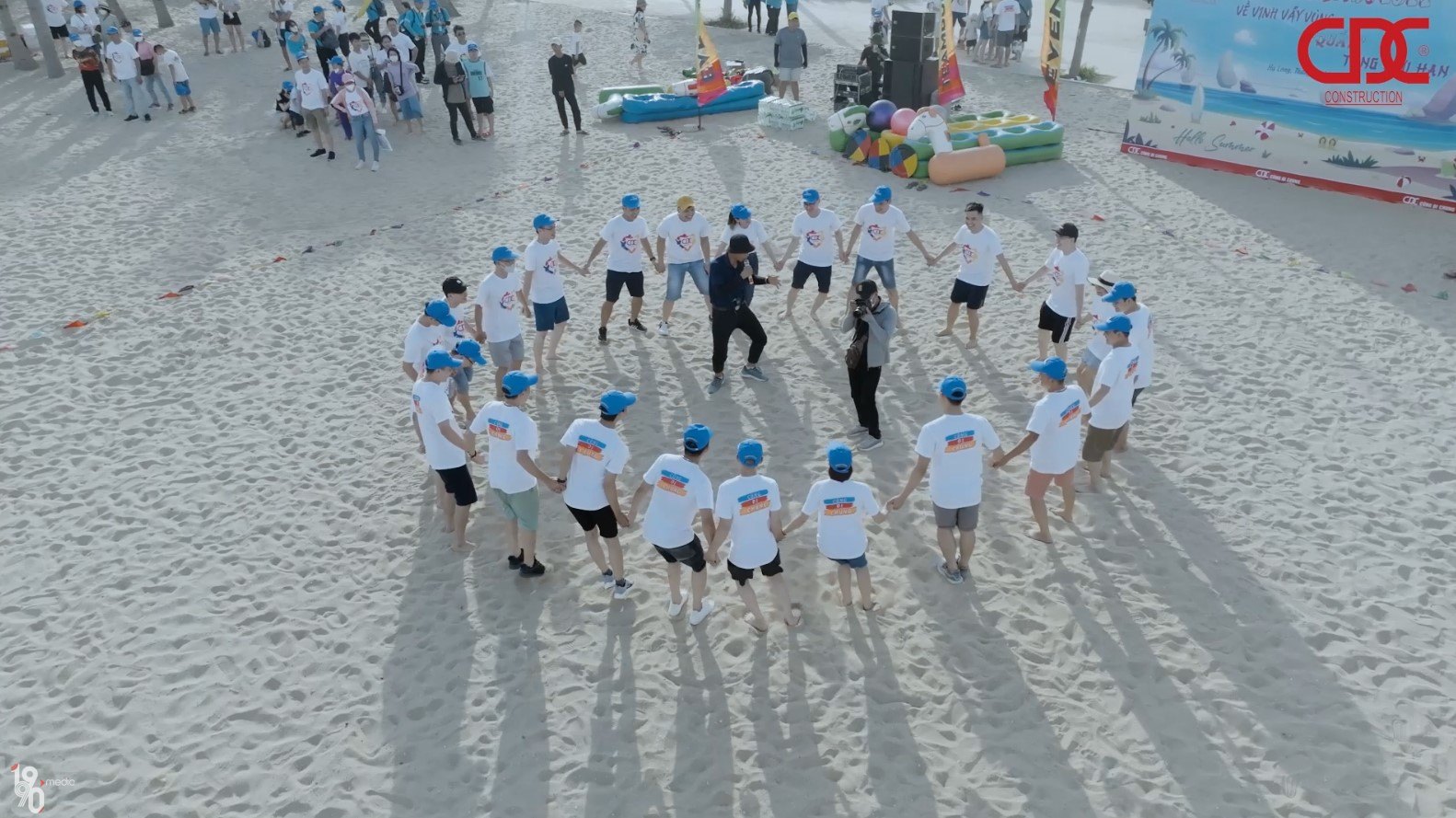 chụp ảnh sự kiện team building