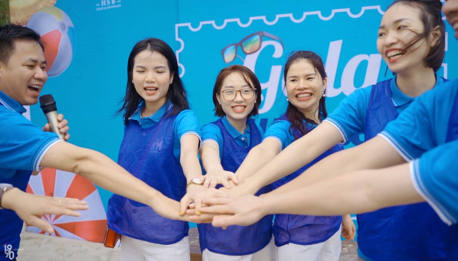 quay phim team building chụp ảnh